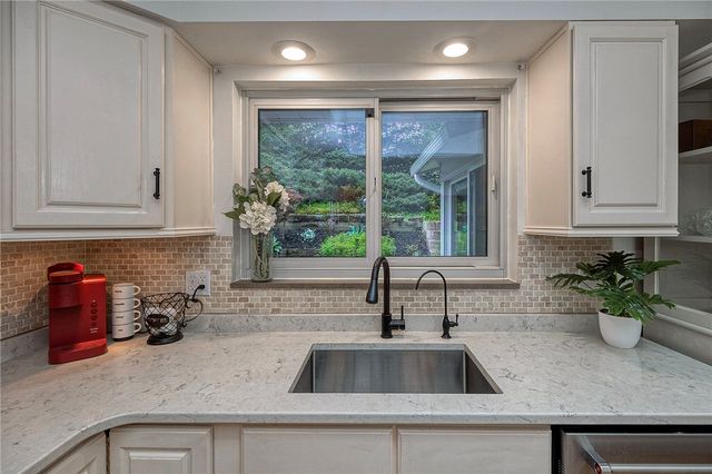 2516 Creekedge Dr, Churchill Boro, PA 15235