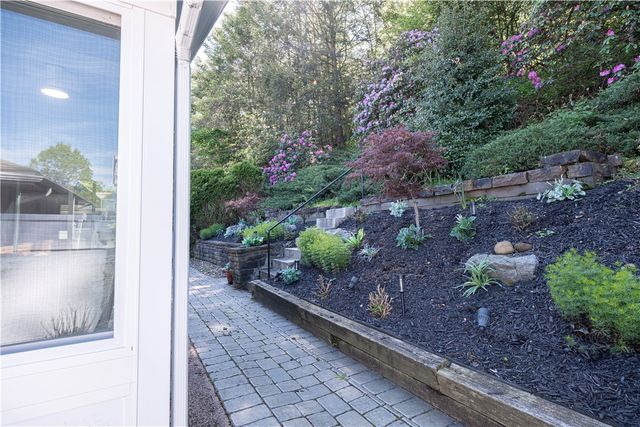 2516 Creekedge Dr, Churchill Boro, PA 15235