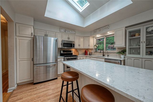 2516 Creekedge Dr, Churchill Boro, PA 15235