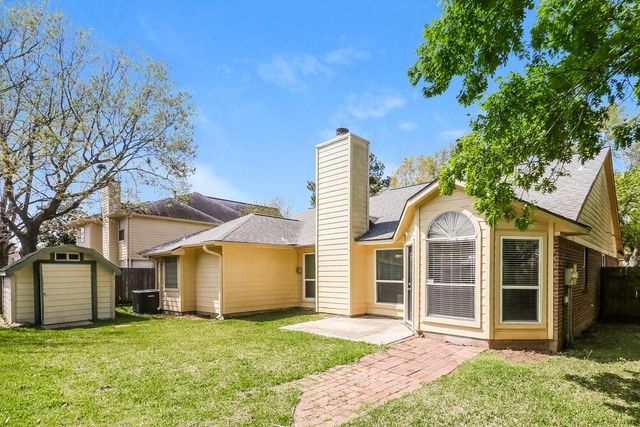 2203 St James Place, Pearland, TX 77581