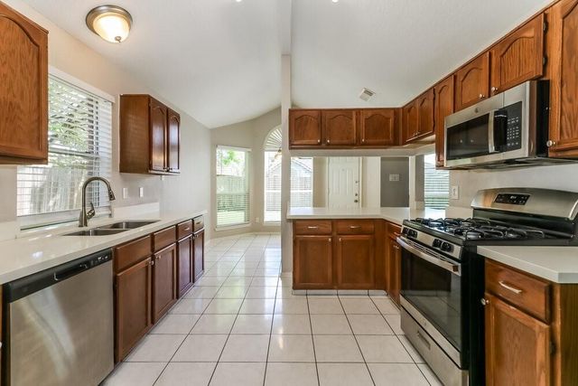 2203 St James Place, Pearland, TX 77581