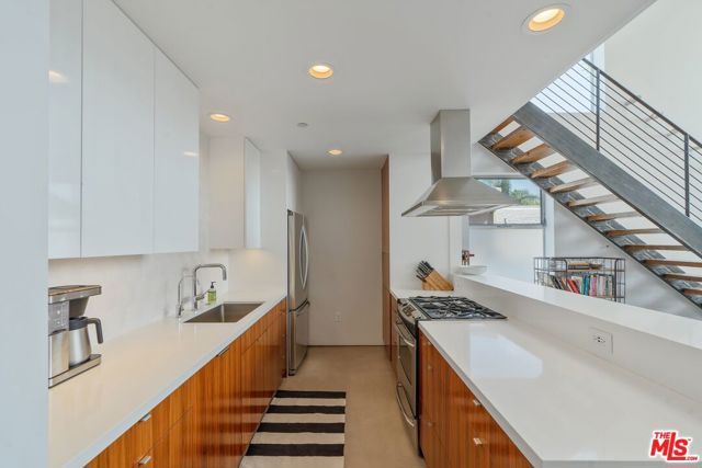 611 N Bronson Avenue 6, Los Angeles, CA 90004