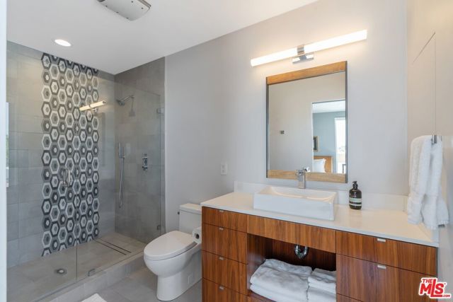 611 N Bronson Avenue 6, Los Angeles, CA 90004