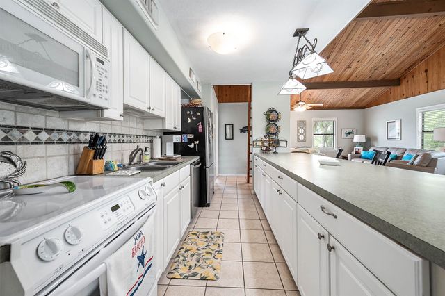 142 Private Road 652, Sargent, TX 77414
