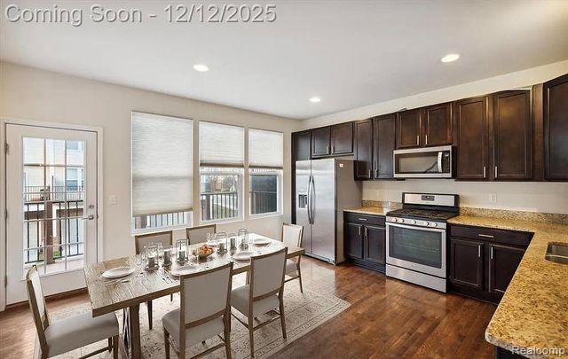 27846 Hopkins Drive, Novi, MI 48377