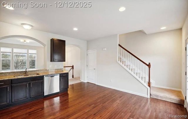 27846 Hopkins Drive, Novi, MI 48377