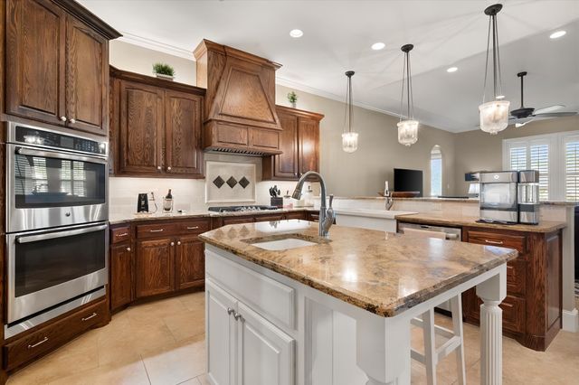 560 Clubhouse Drive, Corsicana, TX 75109