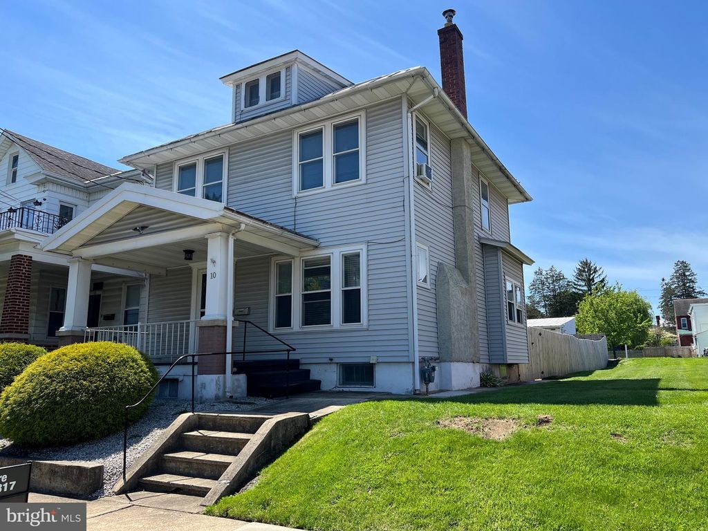 10 E PENN AVE, Robesonia, PA 19551