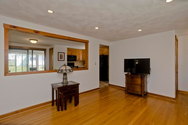19 Dennis St, Springfield, MA 01118