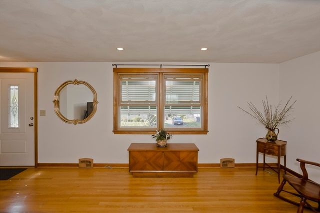 19 Dennis St, Springfield, MA 01118