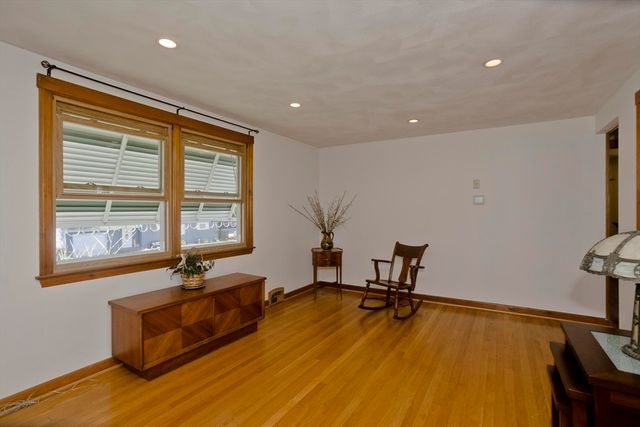 19 Dennis St, Springfield, MA 01118