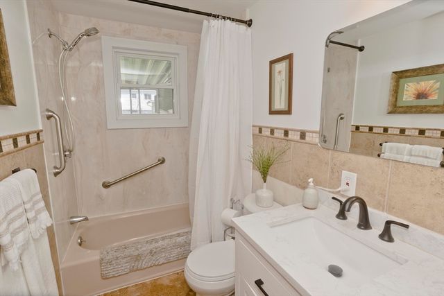 19 Dennis St, Springfield, MA 01118