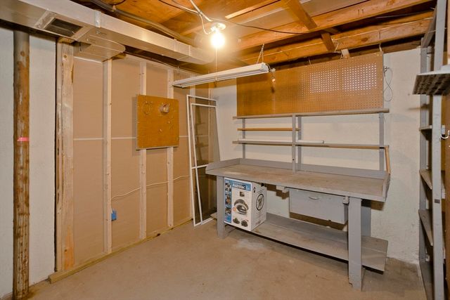 19 Dennis St, Springfield, MA 01118