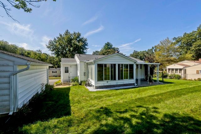 19 Dennis St, Springfield, MA 01118