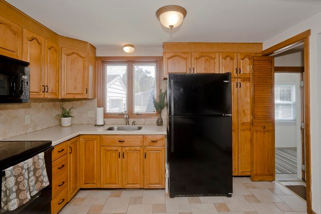 19 Dennis St, Springfield, MA 01118