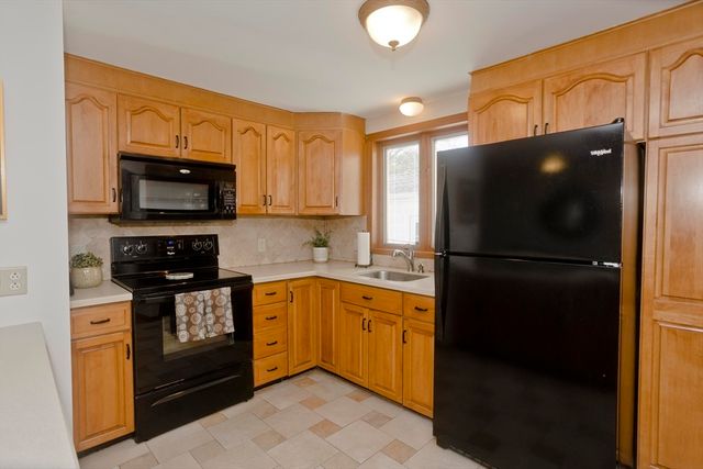 19 Dennis St, Springfield, MA 01118