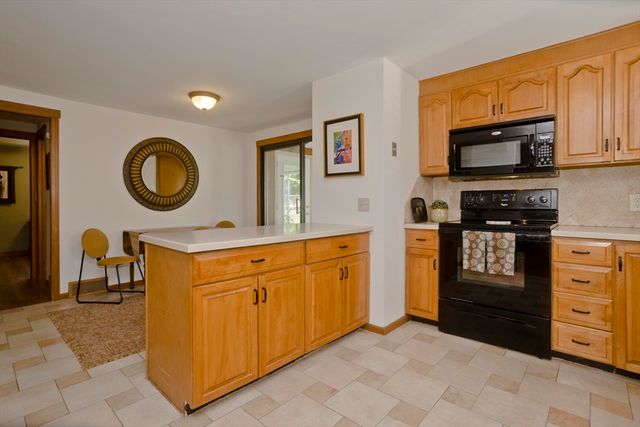 19 Dennis St, Springfield, MA 01118