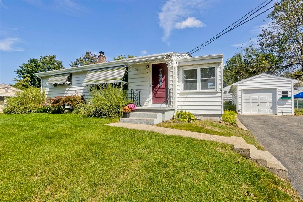 19 Dennis St, Springfield, MA 01118