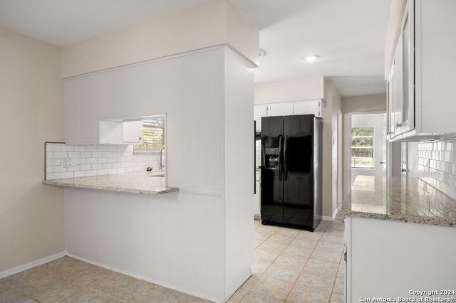 221 WINDCREST DR, Windcrest, TX 78239