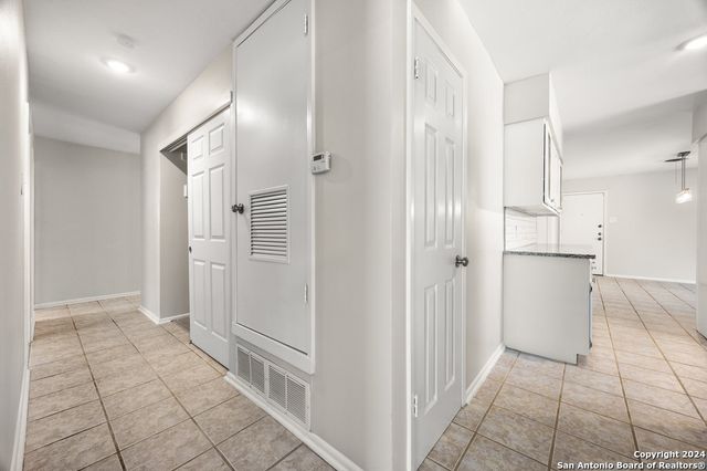 221 WINDCREST DR, Windcrest, TX 78239