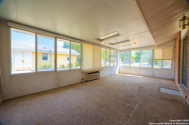 221 WINDCREST DR, Windcrest, TX 78239