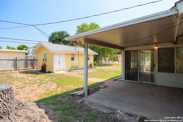 221 WINDCREST DR, Windcrest, TX 78239