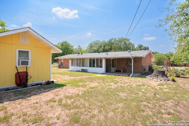 221 WINDCREST DR, Windcrest, TX 78239