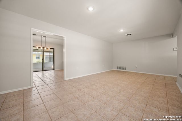 221 WINDCREST DR, Windcrest, TX 78239