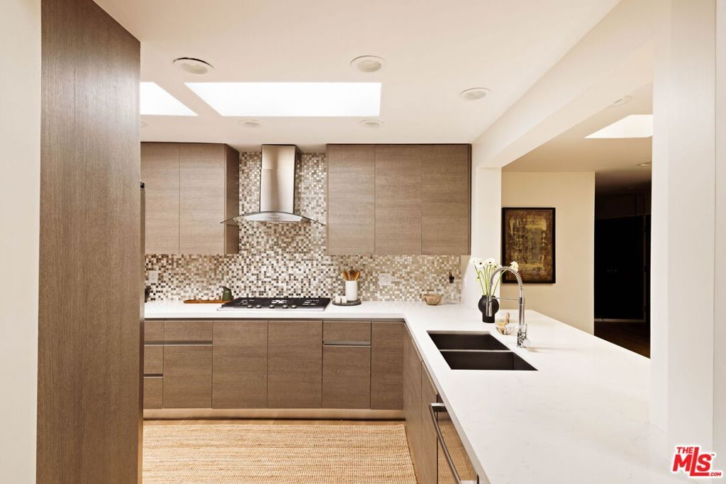 Image 16 of property listing at 1520 S Beverly Glen Boulevard 507, Los Angeles, CA 90024