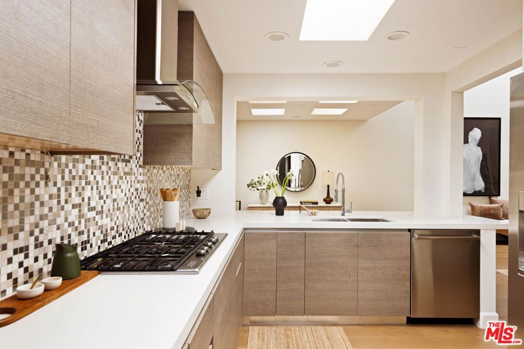 Image 17 of property listing at 1520 S Beverly Glen Boulevard 507, Los Angeles, CA 90024