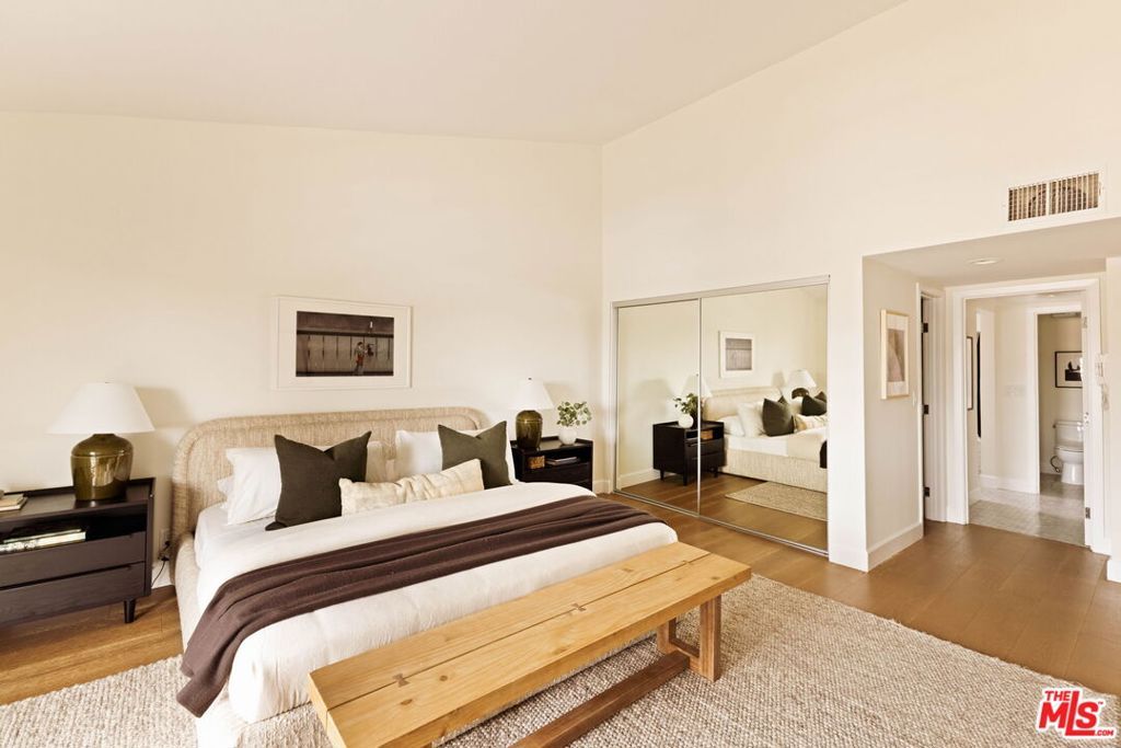 Image 22 of property listing at 1520 S Beverly Glen Boulevard 507, Los Angeles, CA 90024