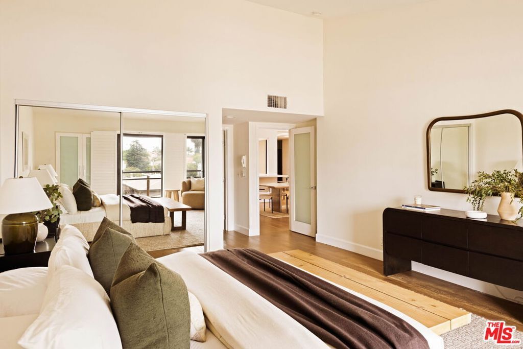 Image 23 of property listing at 1520 S Beverly Glen Boulevard 507, Los Angeles, CA 90024