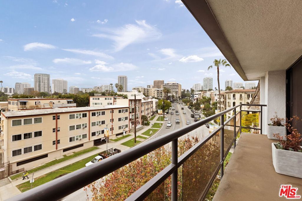 Image 24 of property listing at 1520 S Beverly Glen Boulevard 507, Los Angeles, CA 90024