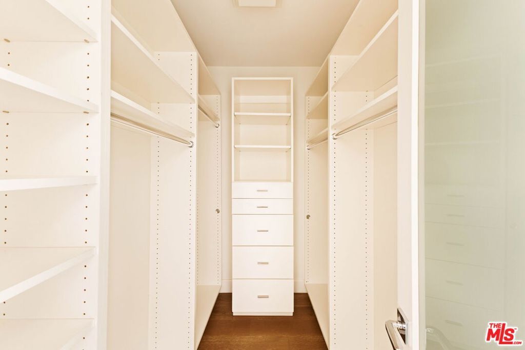 Image 26 of property listing at 1520 S Beverly Glen Boulevard 507, Los Angeles, CA 90024