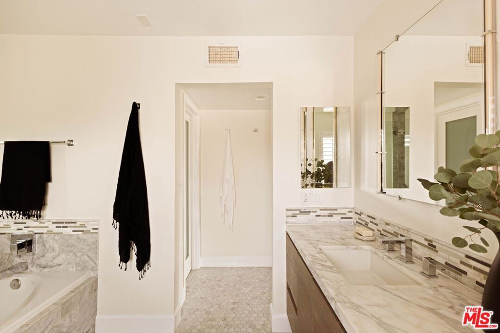 Image 30 of property listing at 1520 S Beverly Glen Boulevard 507, Los Angeles, CA 90024