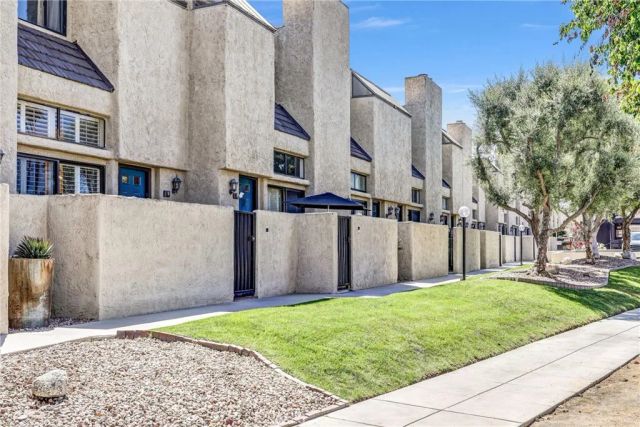 984 W Riverside Drive, Burbank, CA 91506