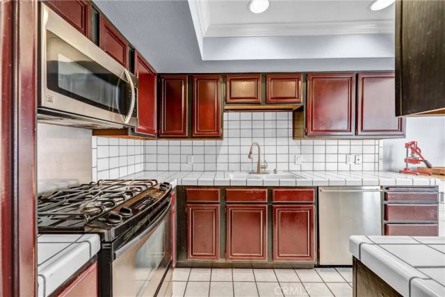984 W Riverside Drive, Burbank, CA 91506
