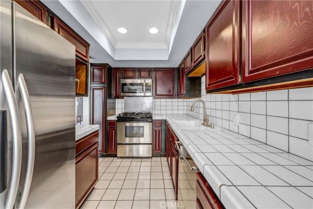 984 W Riverside Drive, Burbank, CA 91506