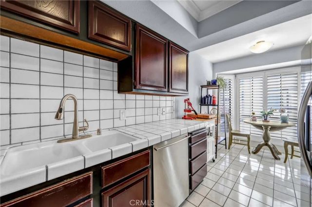 984 W Riverside Drive, Burbank, CA 91506