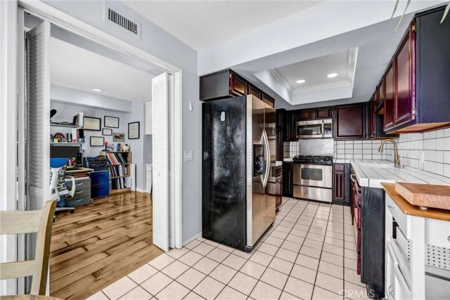 984 W Riverside Drive, Burbank, CA 91506