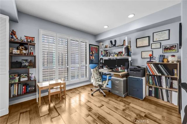 984 W Riverside Drive, Burbank, CA 91506