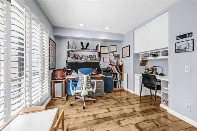 984 W Riverside Drive, Burbank, CA 91506