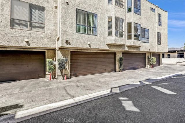 984 W Riverside Drive, Burbank, CA 91506