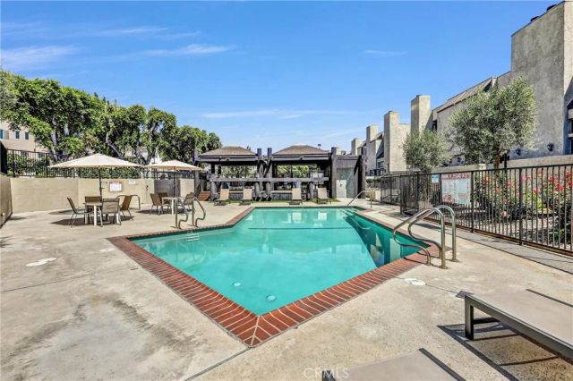 984 W Riverside Drive, Burbank, CA 91506