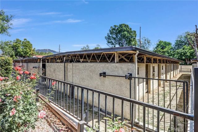 984 W Riverside Drive, Burbank, CA 91506