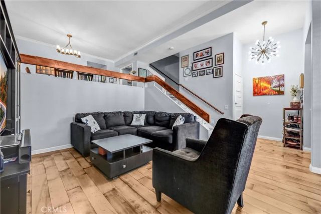 984 W Riverside Drive, Burbank, CA 91506