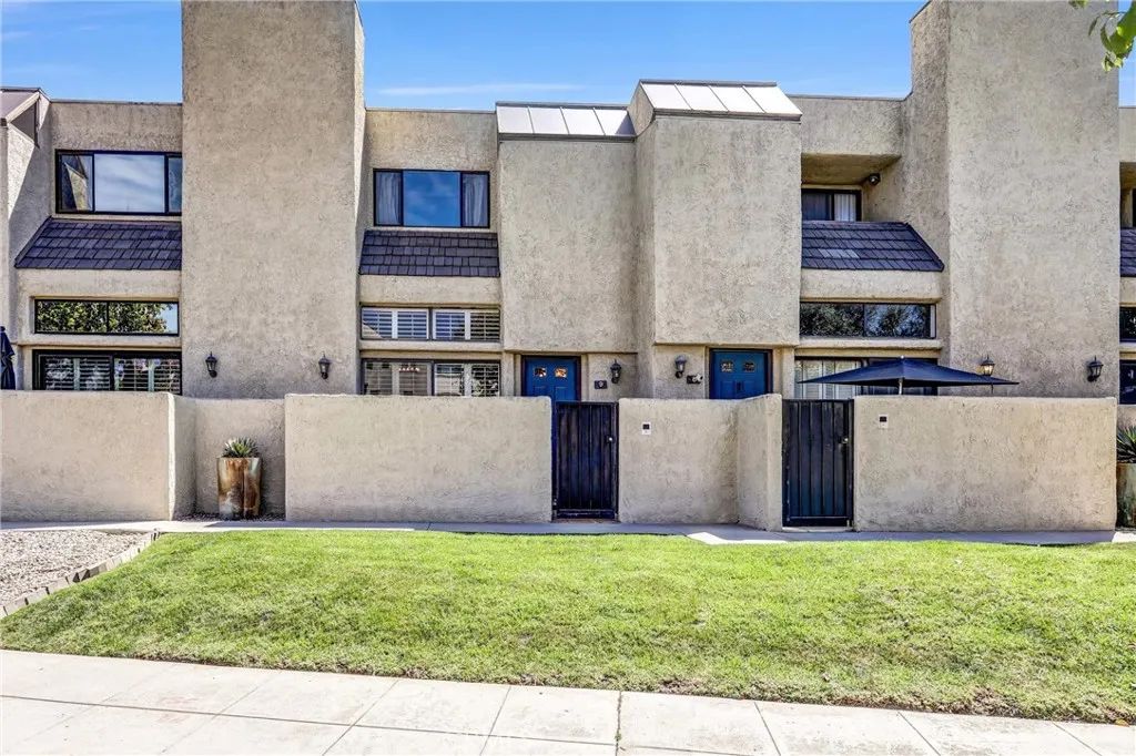 984 W Riverside Drive, Burbank, CA 91506