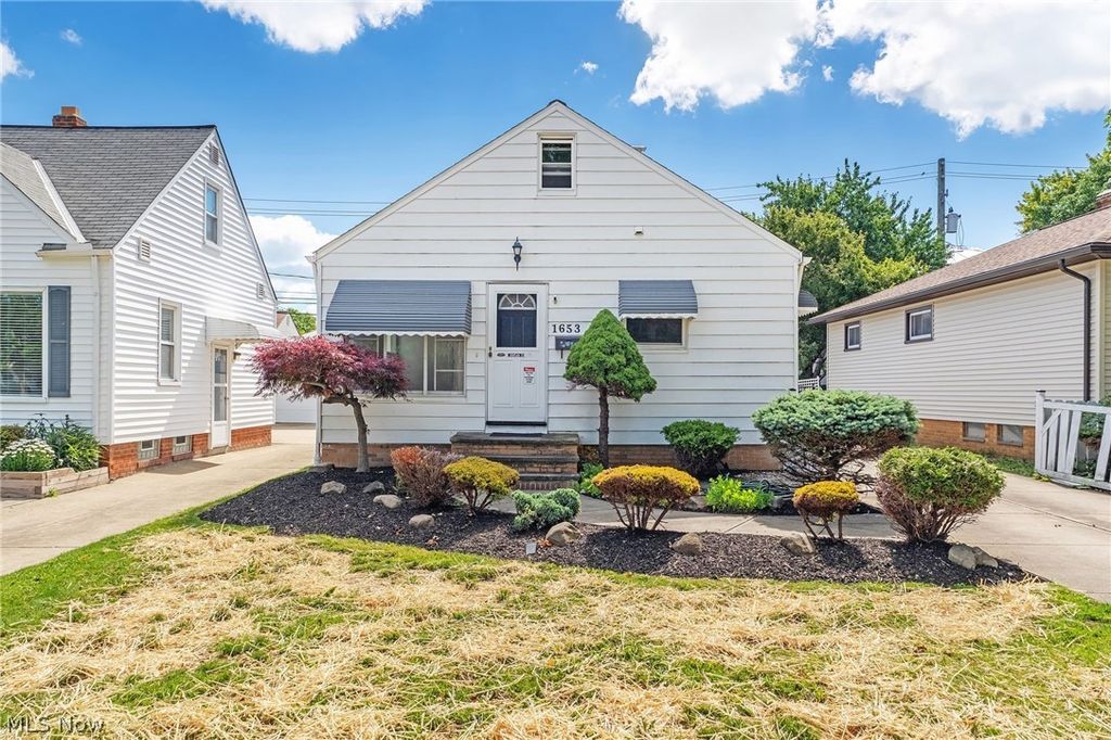 1653 Woodhurst Avenue, Mayfield Heights, OH 44124