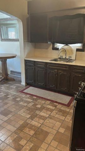 17205 Shaftsbury Avenue, Detroit, MI 48219