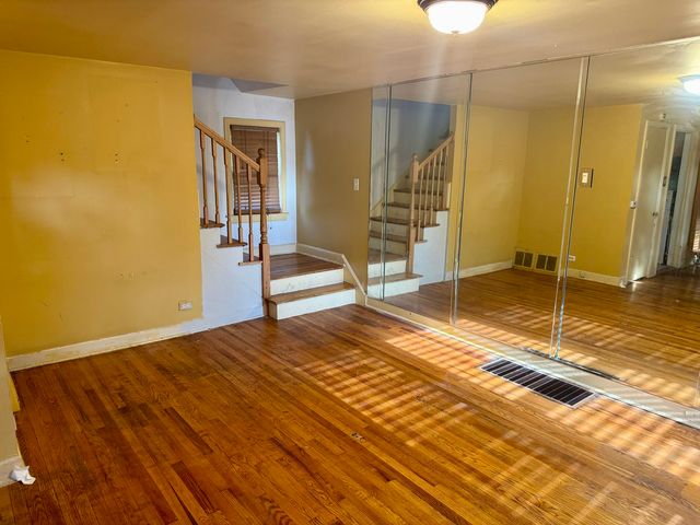 8929 S Paxton Avenue, Chicago, IL 60617
